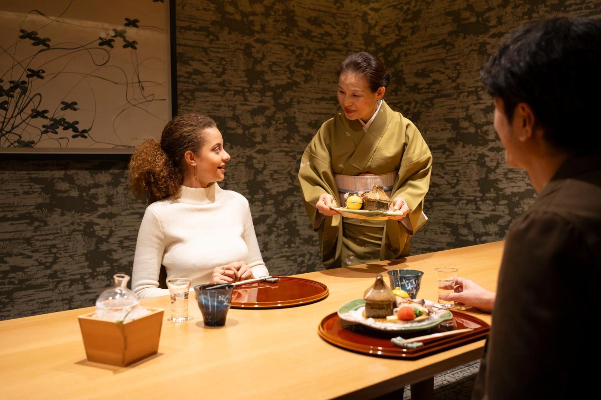 Hotel Associa Sizuoka Kültér fotó A woman serving tea at a Japanese restaurant
