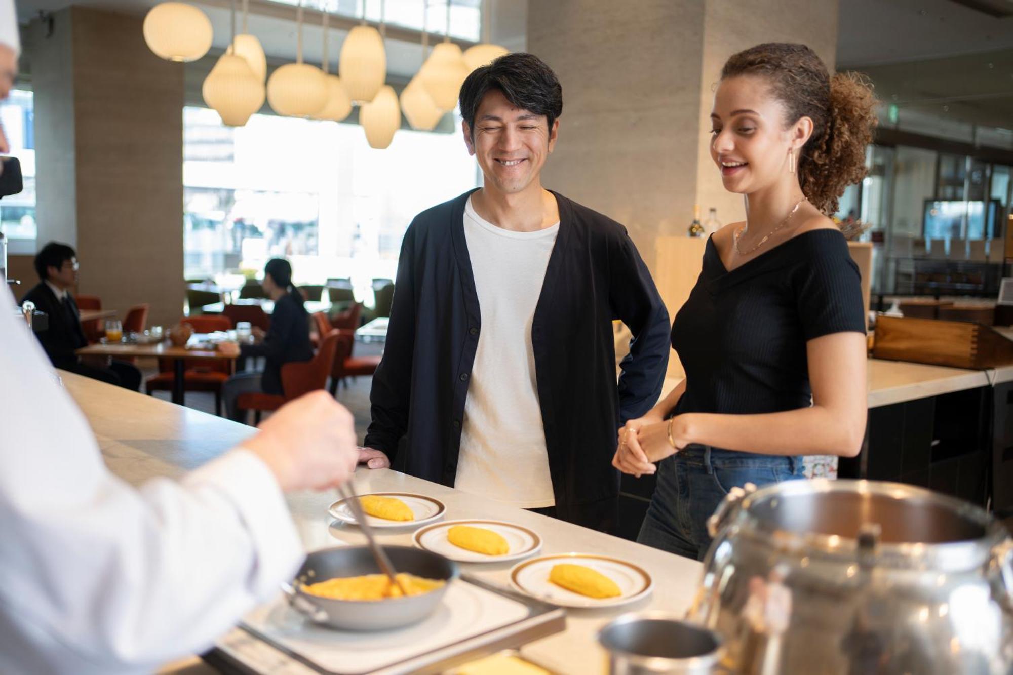 Hotel Associa Sizuoka Kültér fotó A couple ordering food at a restaurant