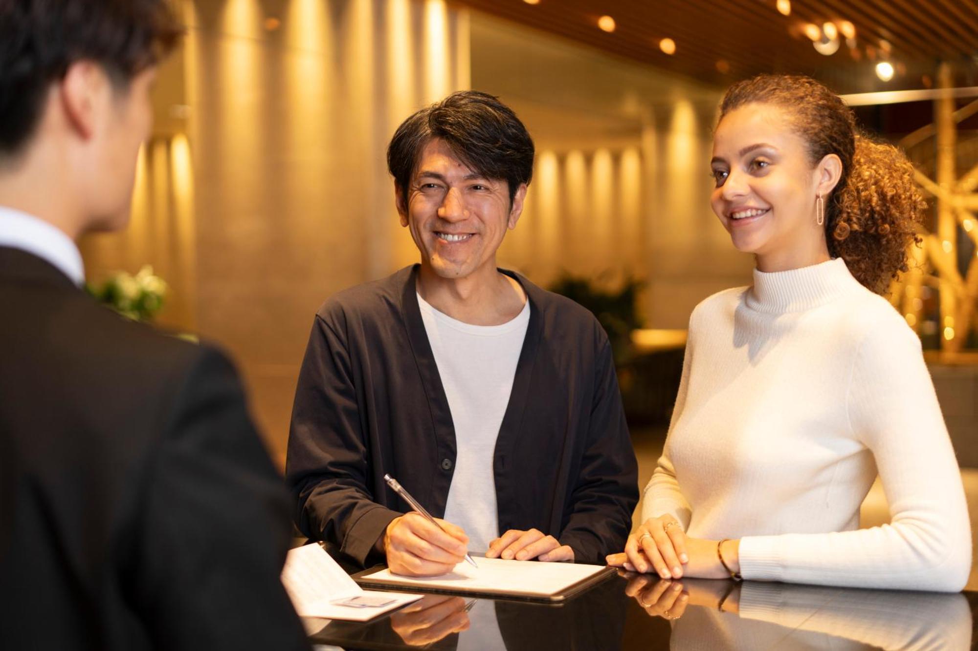 Hotel Associa Sizuoka Kültér fotó A hotel receptionist