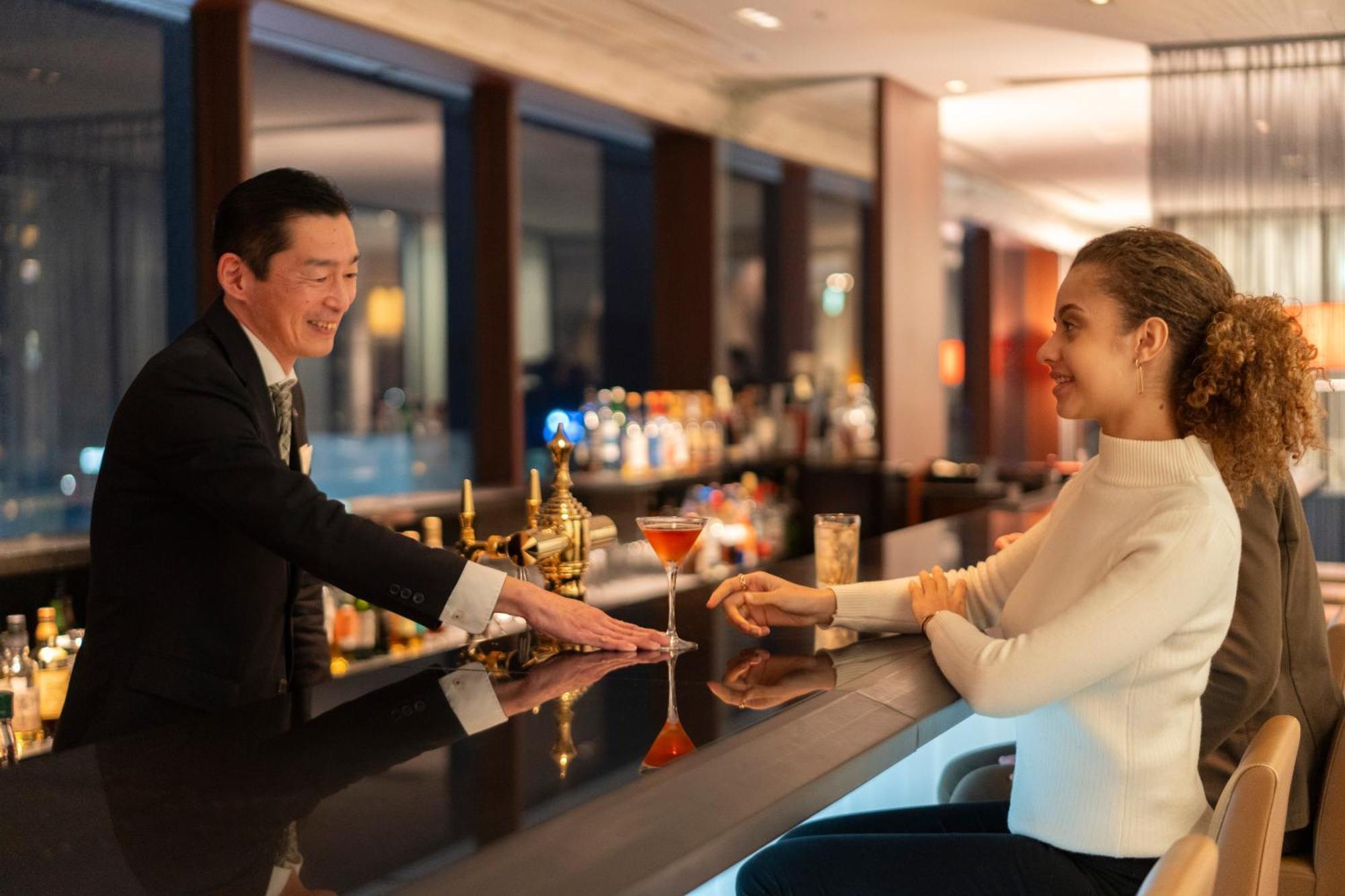 Hotel Associa Sizuoka Kültér fotó A bartender serving a guest
