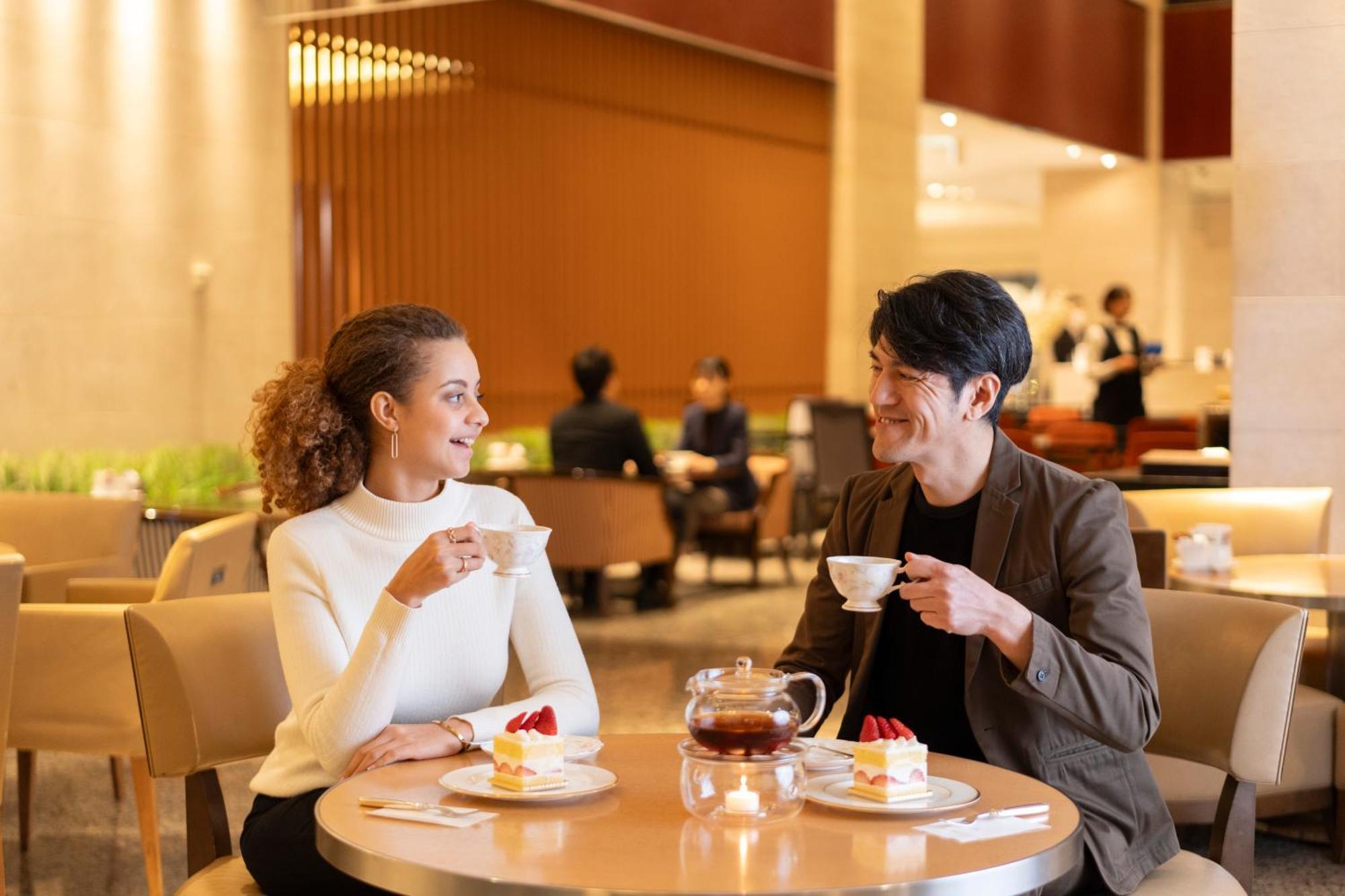 Hotel Associa Sizuoka Kültér fotó A couple at the lounge