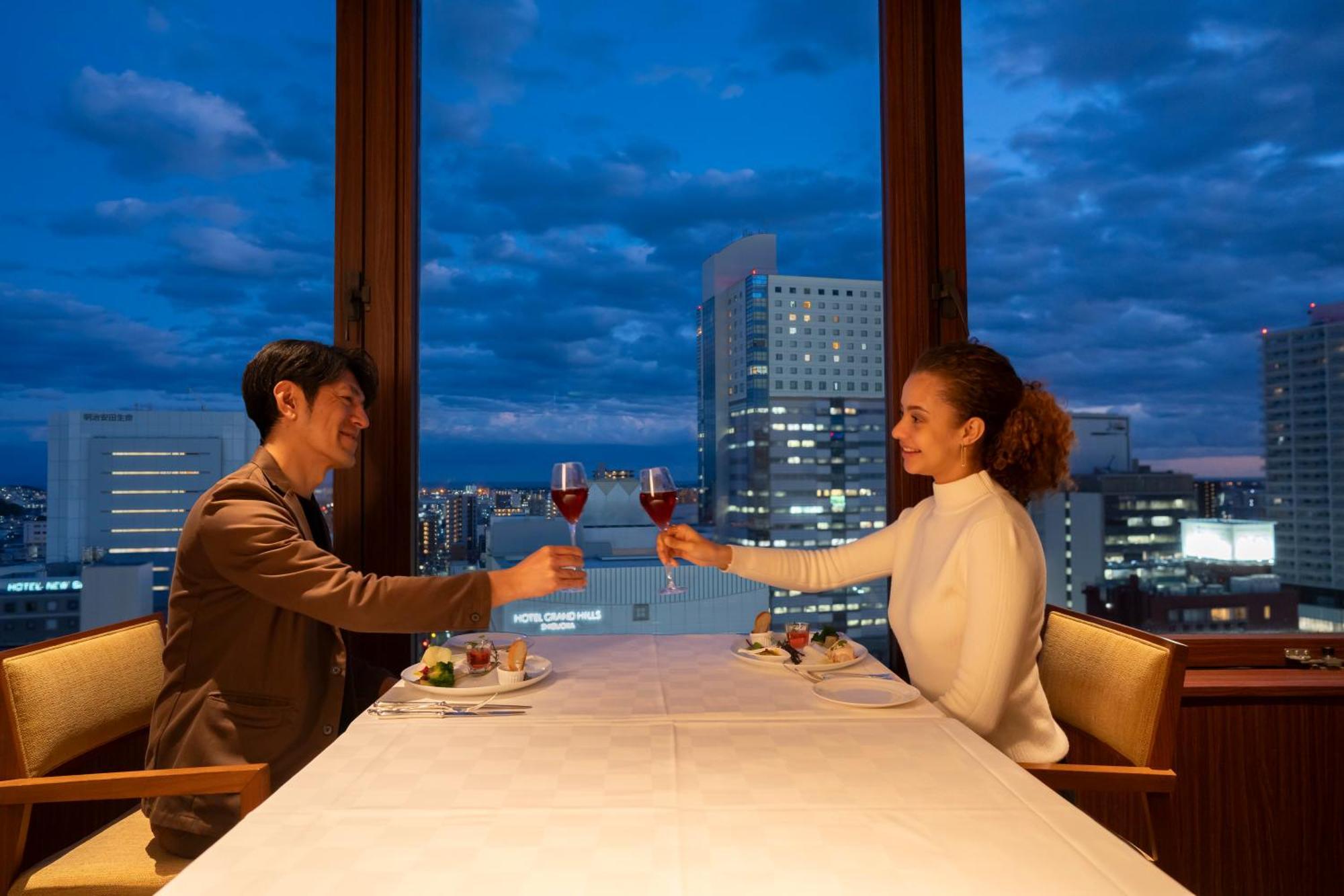 Hotel Associa Sizuoka Kültér fotó A couple dining at a restaurant