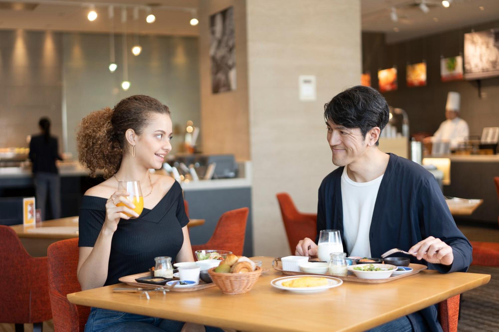 Hotel Associa Sizuoka Kültér fotó A couple dining at a restaurant